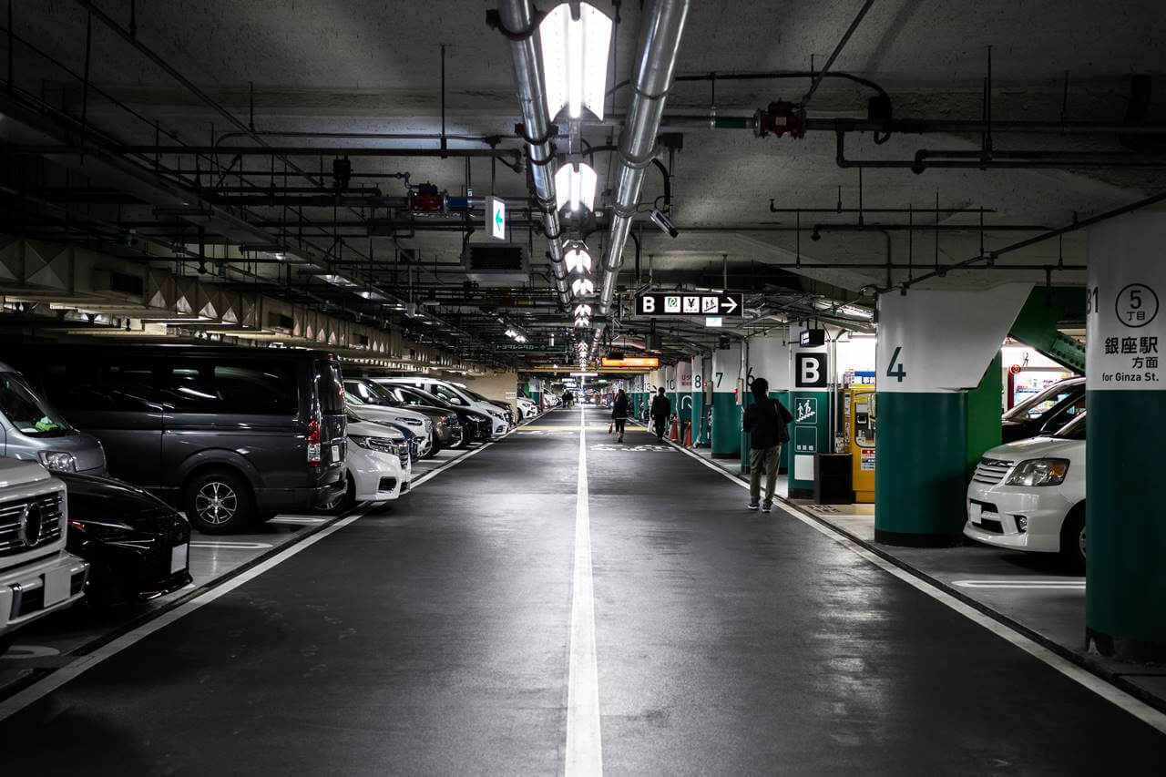 Parking garaža u zgradi.