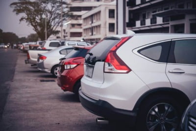 Parking ispred zgrade.