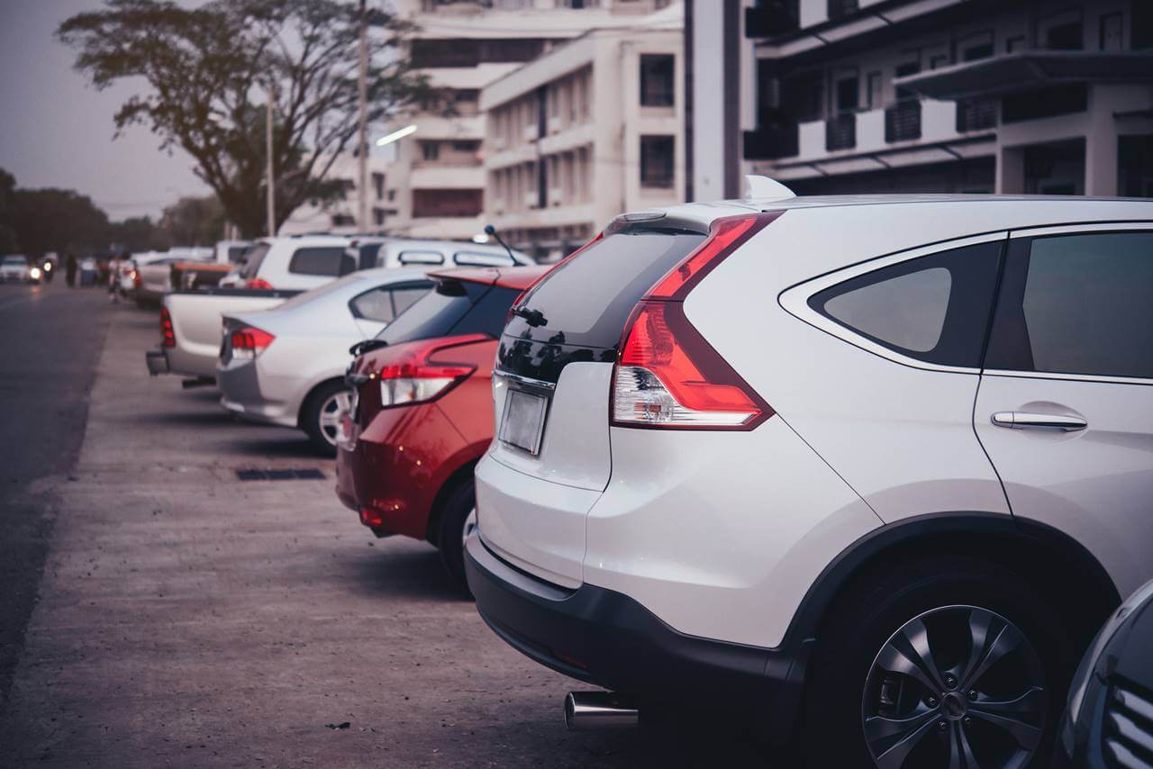 Parking ispred zgrade.
